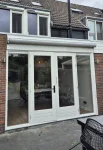 Schilder werk buiten achter kant raamkozijnen en deur kozijnen