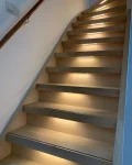 Rechte trap bekleed met overettreden met led in het midden
