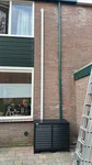 Airco buitenunit met zwarte omkasting