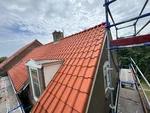 Vervanging van dakpannen hellend daksysteem inclusief plaatsen dakisolatie 90 mm en vervangen boeide