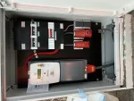 leveren en plaatsen van buitenstroomkast, groepenkast en aardingspen.