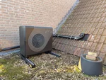 Perfect afgewerkte installatie in Helden door Greenworld - leiding over dak met dakhaken
