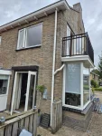 Schilder werk zijkant van huis Friesland