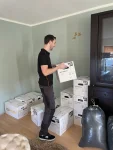 blije verhuizer tijdens verhuisklus