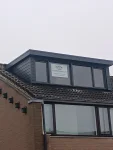 Zwart en elegant – een stijlvolle dakkapel die perfect past bij de woning.