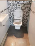 Compleet toilet renovatie van leeg tot leiding werk en tegel werk en Sanitair plaatsen