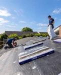 aanbrengen van dakisolatie tijdens dakrenovatie