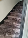 Moderne trap met patroon tapijt