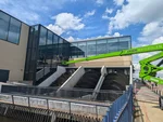 Glasbewassing met hoogwerker