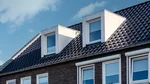 Kleine witte dakkapellen