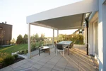 Moderne tuin met veranda