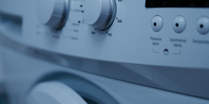Brandharen uit kleding wassen
