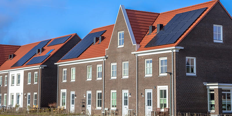 zonnepanelen monteren op schuin dak