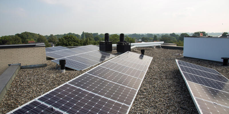 zonnepanelen rij montage