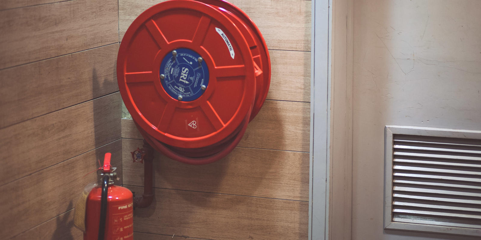 Brandslang en brandblusser