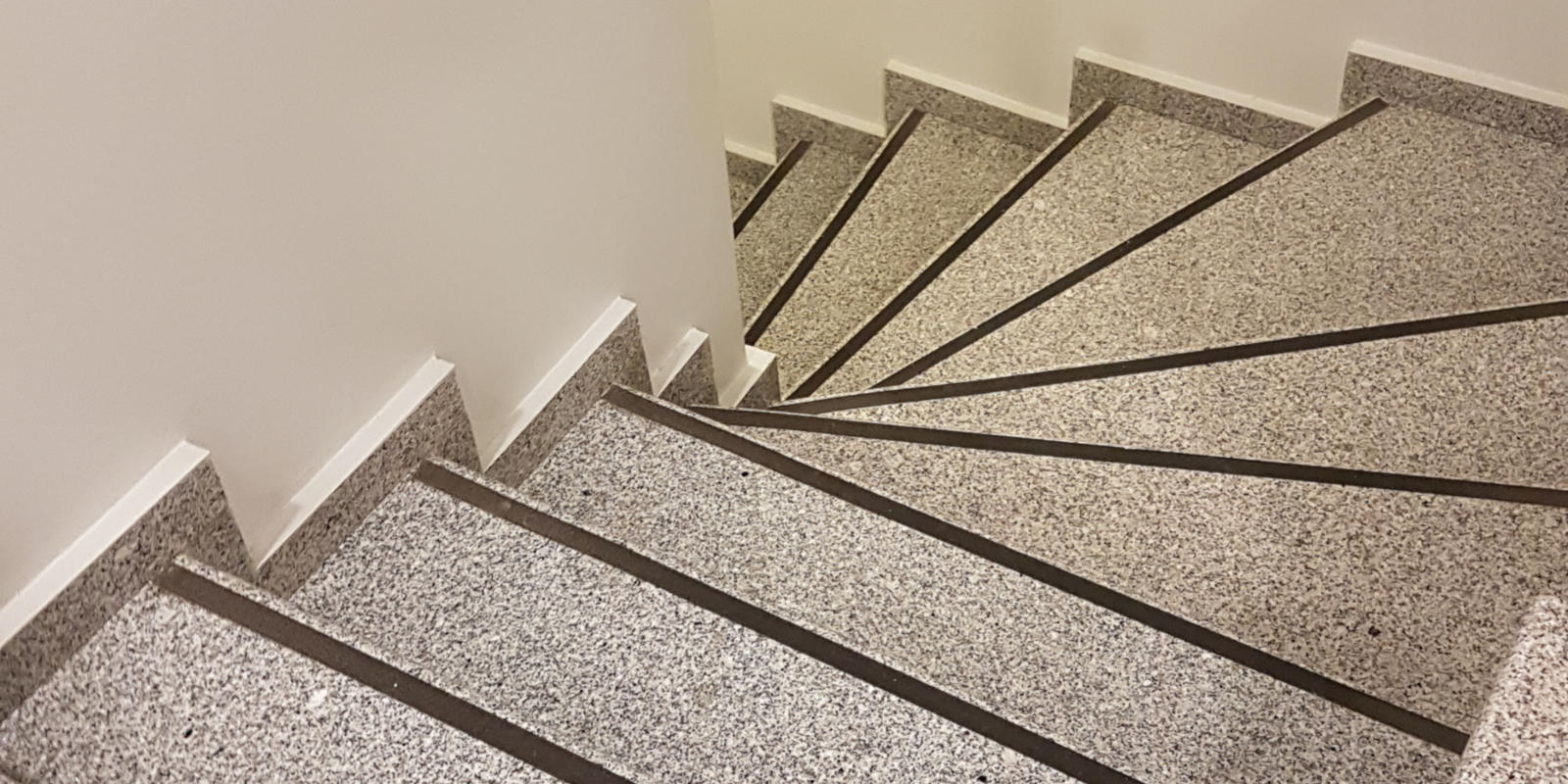 betonnen trap bekleden met natuursteen