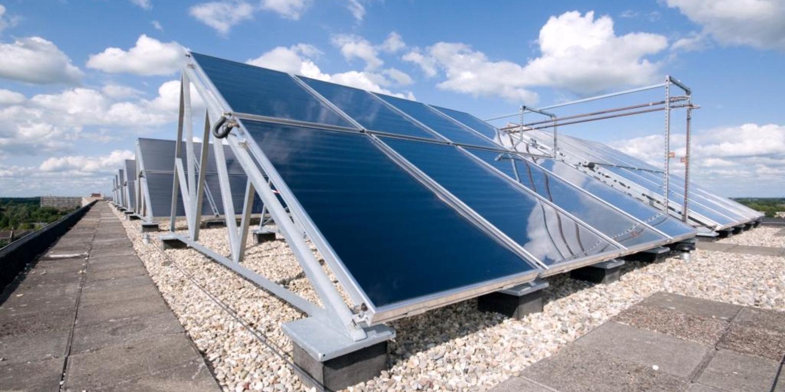 zonnepanelen plat dak afstand