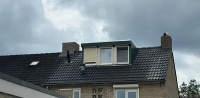 Een pannendak vervangen.