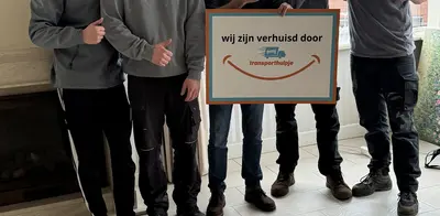 foto met klant. verhuisd door transporthulpje bord na ontruiming