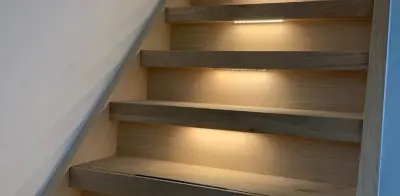 Rechte trap bekleed met overettreden met led in het midden