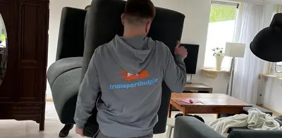 tillen van bank in woning. transporthulpje