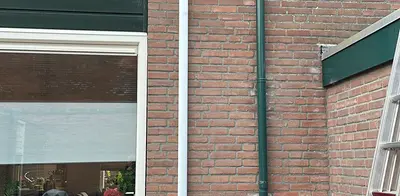 Airco buitenunit met zwarte omkasting