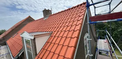 Vervanging van dakpannen hellend daksysteem inclusief plaatsen dakisolatie 90 mm en vervangen boeide