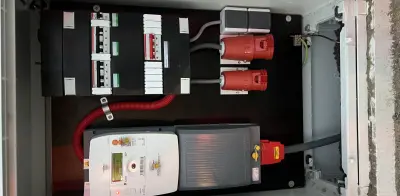 leveren en plaatsen van buitenstroomkast, groepenkast en aardingspen.