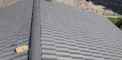 Een vernieuwd pannendak, zorgvuldig opgebouwd en afgewerkt door ZC Renovatie & Onderhoud.  Bij dit p