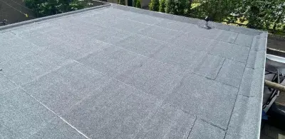 bitumen dakbedekking op plat dak zorgvuldig afgewerkt