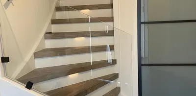 Traprenovatie met glasbalustrade nieuwbouw woning