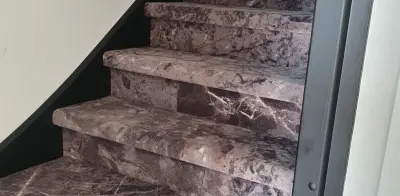 Moderne trap met patroon tapijt