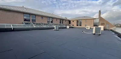 Vervanging van bitumineus daksysteem 541 m2 inclusief zetwerk zink.