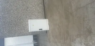 leveren en plaatsen van buitenstroomkast, groepenkast en aardingspen.
