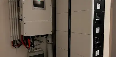 Pytes battery met Solis omvormer. Opslag capaciteit 20 kWh.