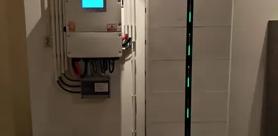 Pytes battery. Opslagcapaciteit 30 kWh. Omvormer op hoogte minder valide persoon