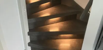 Kwart draai traprenovatie donkere look met led