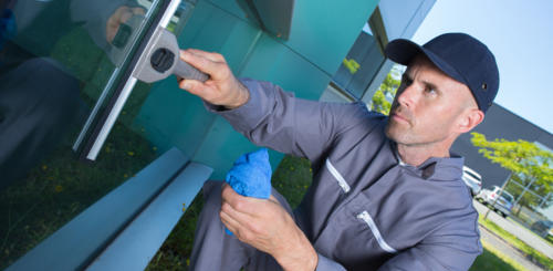 waarmee zonnepanelen schoonmaken