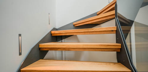 stalen trap met houten treden