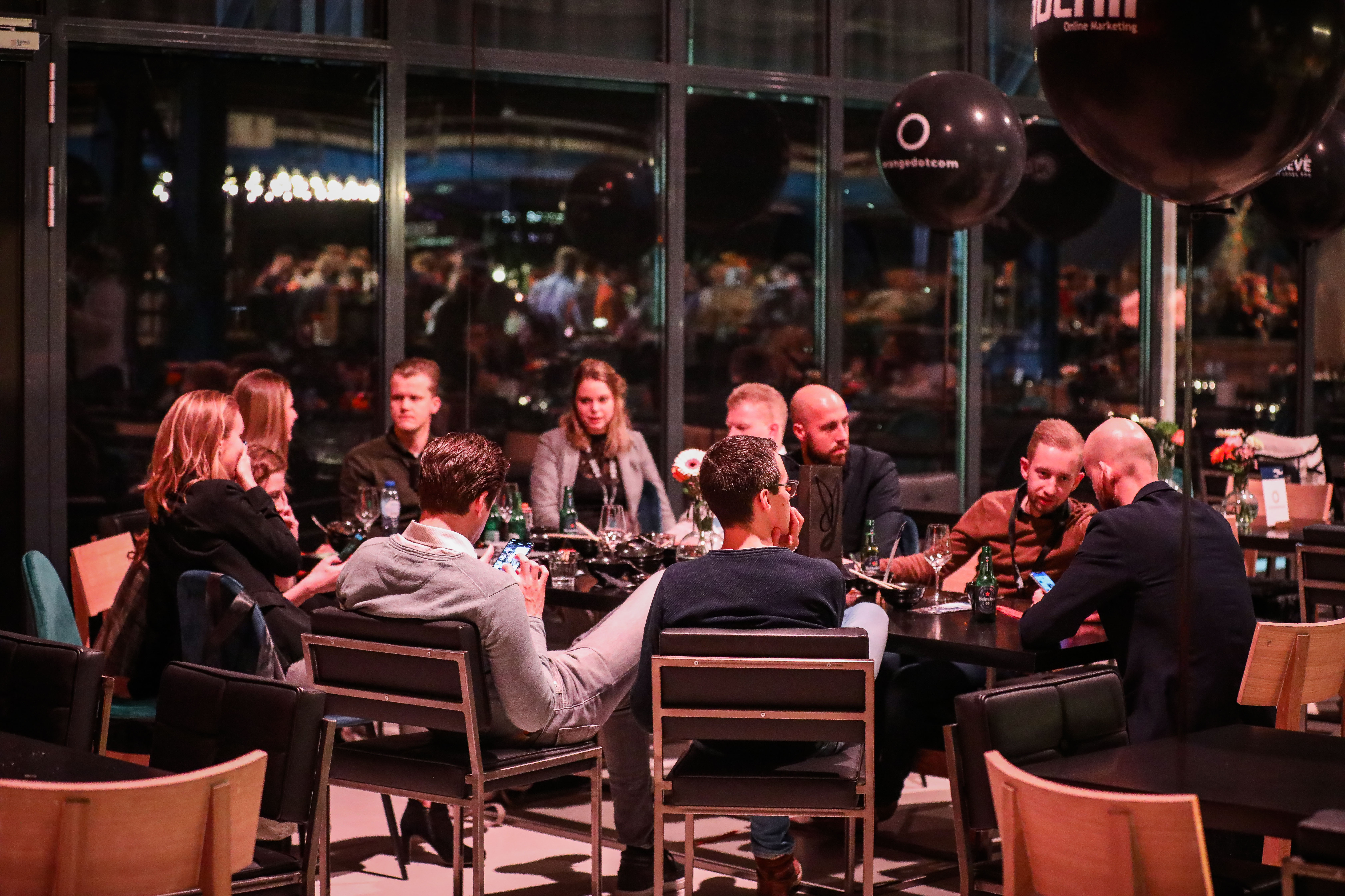 Increase & Slimster aan sponsor tafel tijdens Friends of Search 2020